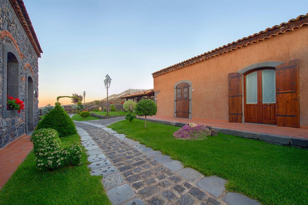 Etna Quota Mille Boutique Hotel, Typical Sicilian Food & Wine รานดัซโซ ภายนอก รูปภาพ